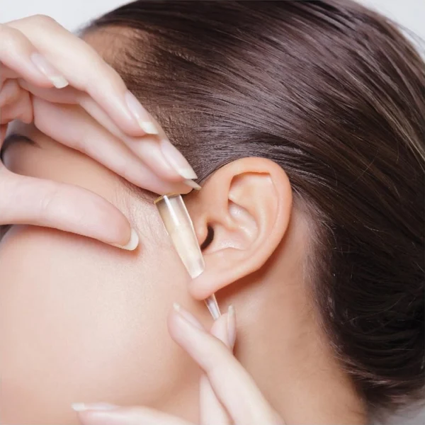 Femme avec un Taper 10 mm en Acrylique Transparent pour Stretching Lobe d'Oreille Femme avec un Taper 10 mm en Acrylique Transparent pour Stretching Lobe d'Oreille.