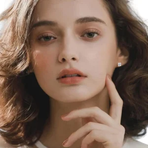 Femme portant des Boucles d'oreilles Zircon Carré Pyramidal Blanc 7 mm.