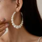 Femme portant des Créoles de Perles Nacrées Dégradées.