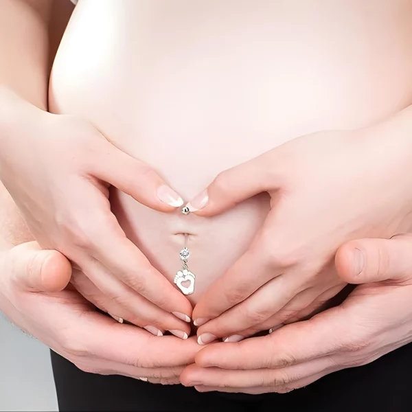Femme portant un Piercing Nombril de Grossesse à Pendentif Pieds de Bébé.