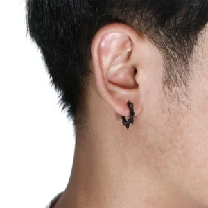 Homme Punk avec Créoles Cloutées Acier 316L Noir PVD 10 mm Homme Punk avec Créoles Cloutées Acier 316L Noir PVD 10 mm.