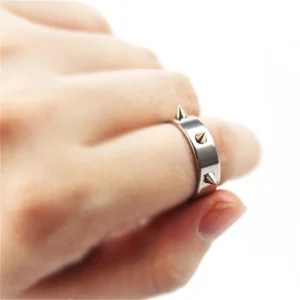 Homme avec Bague Punk à Pointes Acier 316L.