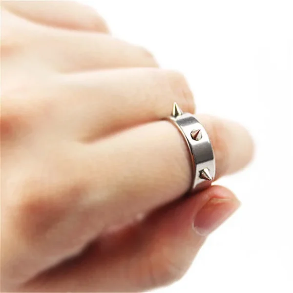 Homme avec Bague Punk à Pointes Acier 316L Homme avec Bague Punk à Pointes Acier 316L