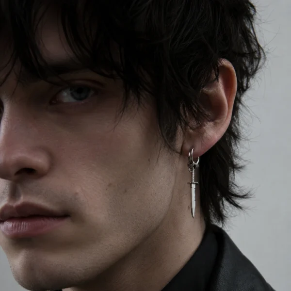 Homme avec Boucles d’Oreilles Créoles Pendantes Dague en Acier 316L Homme avec Boucles d’Oreilles Créoles Pendantes Dague en Acier 316L.
