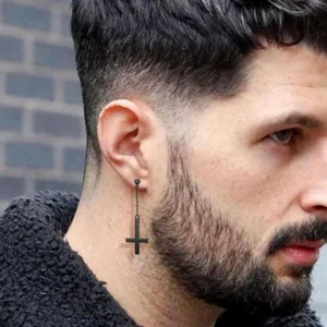Homme avec Boucles d’Oreilles Croix Inversée Chaîne Pendante.