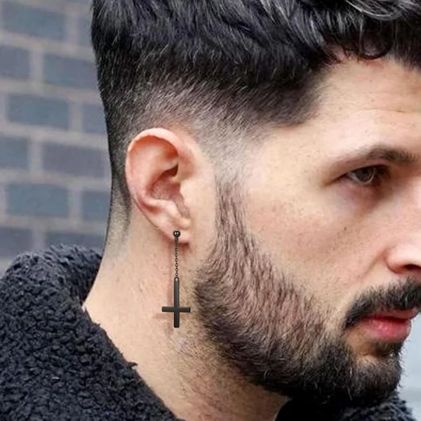 Homme avec Boucles d’Oreilles Croix Inversée Chaîne Pendante Homme avec Boucles d’Oreilles Croix Inversée Chaîne Pendante.