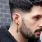 Homme avec Boucles d’Oreilles Croix Inversée Chaîne Pendante.