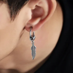 Homme avec Boucles d’Oreilles Pendantes Plume en Acier 316L.