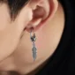 Homme avec Boucles d’Oreilles Pendantes Plume en Acier 316L