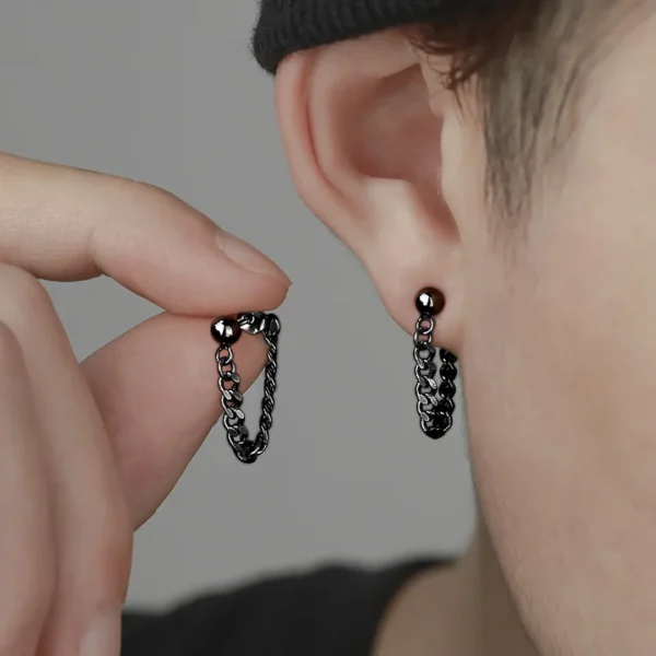 Homme avec Boucles d'oreilles Perle Acier 316L Noir PVD à Chaînette Homme avec Boucles d'oreilles Perle Acier 316L Noir PVD à Chaînette.