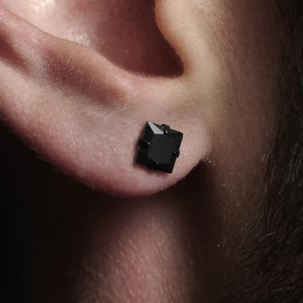 Homme avec Boucles d'oreilles Zircon Carré Pyramidal Noir 7 mm Homme avec Boucles d'oreilles Zircon Carré Pyramidal Noir 7 mm.