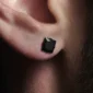 Homme avec Boucles d'oreilles Zircon Carré Pyramidal Noir 7 mm.