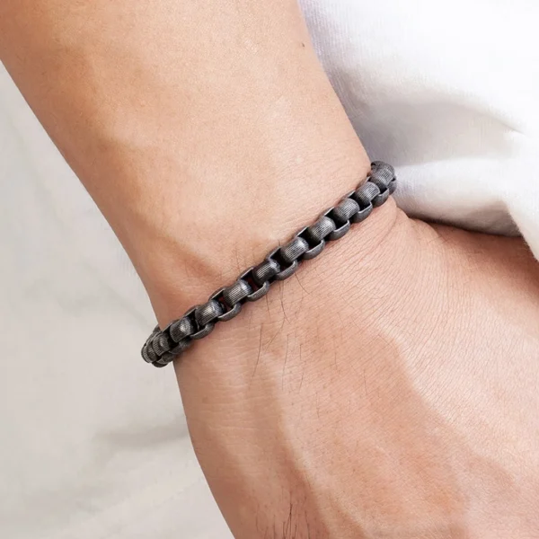Homme avec Bracelet Acier 316L Maillons Striés Patinés Homme avec Bracelet Acier 316L Maillons Striés Patinés.