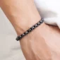 Homme avec Bracelet Acier 316L Maillons Striés Patinés.