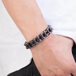 Homme avec Bracelet Chaîne Moto Acier 316L Finition Patinée.