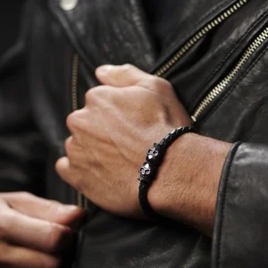 Homme avec Bracelet Cuir Tressé Tête de Mort Acier Noir.