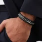 Homme avec Bracelet Cuir Tressé et Maille Gourmette Acier