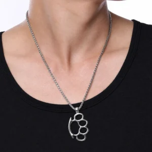 Homme avec Collier Poing Américain Acier 316L Style Punk.