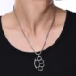 Homme avec Collier Poing Américain Acier 316L Style Punk.
