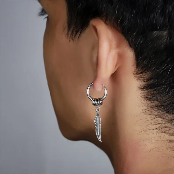 Homme avec Créoles Pendantes Plume en Acier 316L Homme avec Créoles Pendantes Plume en Acier 316L