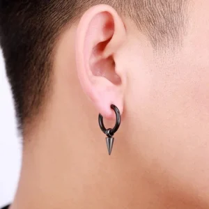 Homme avec Créoles Punk Perle & Pointe Conique Acier 316L Homme avec Créoles Punk Perle & Pointe Conique Acier 316L.