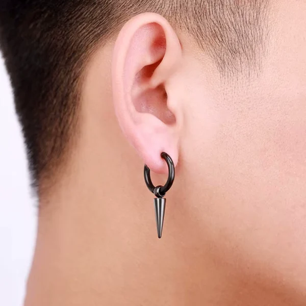 Homme avec Créoles Punk Pointe Conique 17 mm en Acier 316L Noir PVD Homme avec Créoles Punk Pointe Conique 17 mm en Acier 316L Noir PVD.