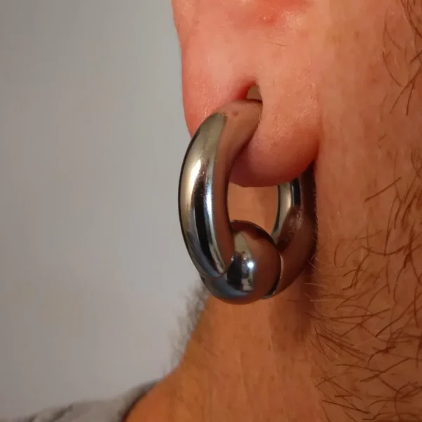 Homme avec Piercing Anneau CBR Acier 316L Gros Diamètre au Lobe d'Oreille Homme avec Piercing Anneau CBR Acier 316L Gros Diamètre au Lobe d'Oreille.