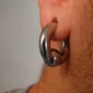 Homme avec Piercing Anneau CBR Acier 316L Gros Diamètre au Lobe d'Oreille.