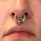 Homme avec Piercing Anneau CBR Acier 316L Gros Diamètre au Septum.