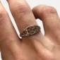 Homme portant une Bague Ajourée Pentacle et Nœuds de la Trinité en Acier 316L
