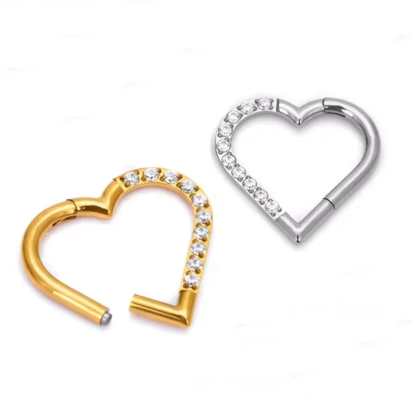 Piercing Cœur Asymétrique en Titane à Zircons Sertis (couleur brut ou anodisé doré) Piercing Cœur Asymétrique en Titane à Zircons Sertis (couleur brut ou anodisé doré).