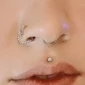 Piercing Cœur Asymétrique en Titane à Zircons Sertis porté à la Narine.