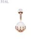 Piercing Nombril Sphère Blanche Sertie d’une Main Squelettique Acier 316L Or Rose PVD.