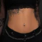Femme Gothique avec Piercing Nombril Banane Titane Composition Dégradée de Zirconiums.