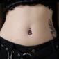 Femme Gothique avec Piercing Nombril Tête de Chat Noir Zirconium AB.