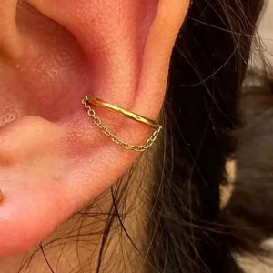 Femme avec Piercing Anneau Clicker Chaîne Pendante Acier 316L Orbital (cartilage).