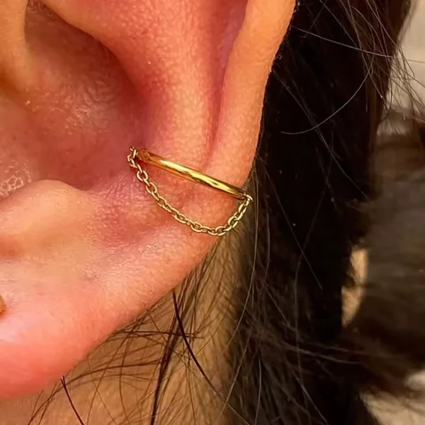 Femme avec Piercing Anneau Clicker Chaîne Pendante Acier 316L Orbital (cartilage) Femme avec Piercing Anneau Clicker Chaîne Pendante Acier 316L Orbital (cartilage).