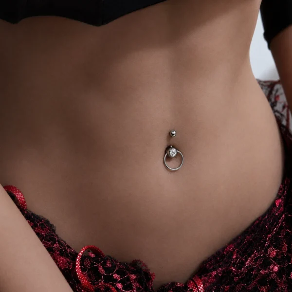 Femme avec Piercing Nombril Anneau CBR Suspendu & Zirconium Femme avec Piercing Nombril Anneau CBR Suspendu & Zirconium.