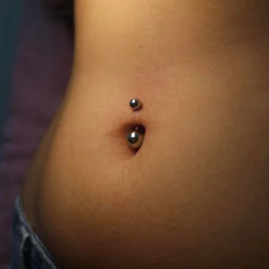 Femme avec Piercing Nombril Banane Acier Chirurgical 316L.