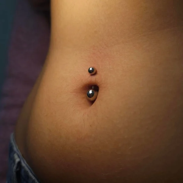 Femme avec Piercing Nombril Banane Acier Chirurgical 316L Femme avec Piercing Nombril Banane Acier Chirurgical 316L.