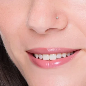Femme portant un Piercing Stud Courbé U en Titane avec Bille 2 mm à la Narine.
