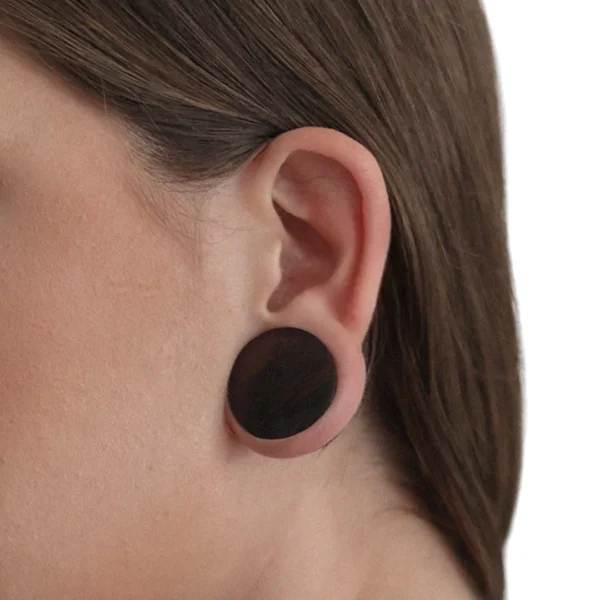 Femme avec un Écarteur Plug Double Évasé en Acrylique Noir Femme avec un Écarteur Plug Double Évasé en Acrylique Noir.