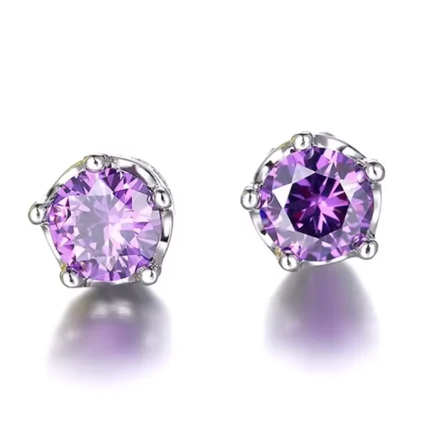 Boucles d'Oreilles Clous avec Zircon Violet d'Inspiration Améthyste (vue face) Boucles d'Oreilles Clous avec Zircon Violet d'Inspiration Améthyste (vue face).