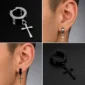 Faux Piercing Clip avec Croix Gothique sur Lobe d'Oreille Homme.