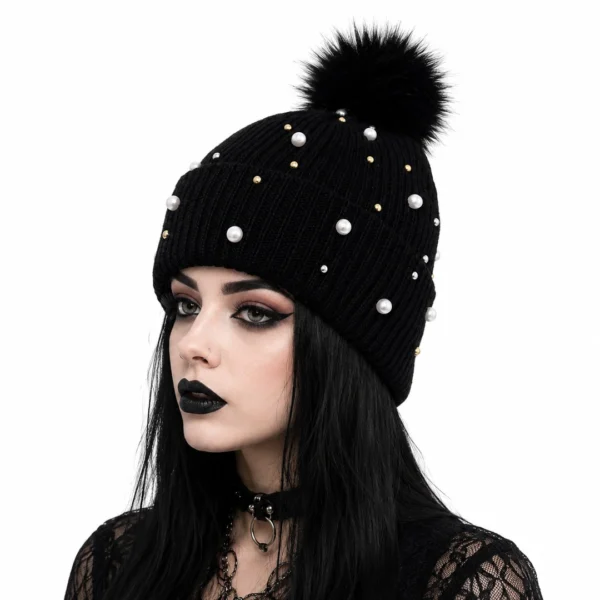 Femme Gothique avec Bonnet Noir à Pompon Orné de Perles Femme Gothique avec Bonnet Noir à Pompon Orné de Perles.