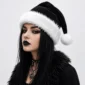 Femme Gothique avec Bonnet de Père Noël Noir en Peluche.