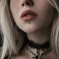 Femme Gothique avec Piercing Labret Titane à Zirconium Serti Clos sous la Lèvre (labret classique).