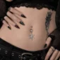 Femme Gothique avec Piercing Nombril Flocon de Neige Scintillant.