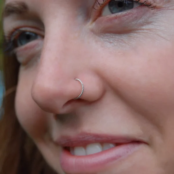 Femme avec Anneau Tressé Flexible 0,8 mm pour Piercing de Narine Femme avec Anneau Tressé Flexible 0,8 mm pour Piercing de Narine.
