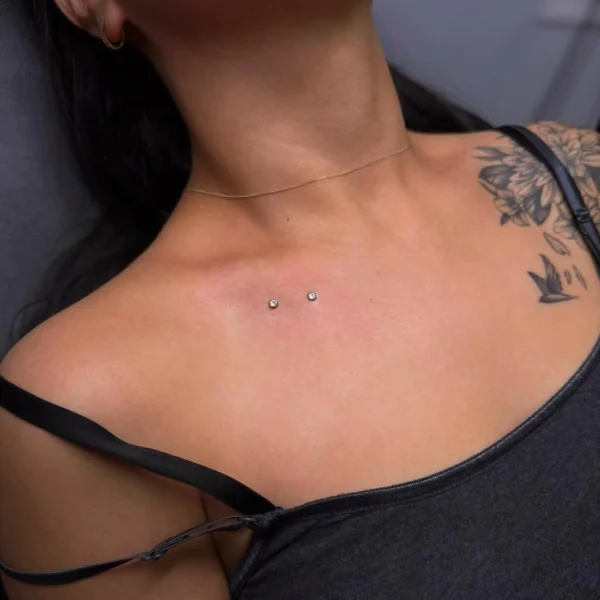 Femme avec Base Microdermale 3 Trous en Titane ASTM-F136 à Filetage Interne à la Clavicule Femme avec Base Microdermale 3 Trous en Titane ASTM-F136 à Filetage Interne à la Clavicule.